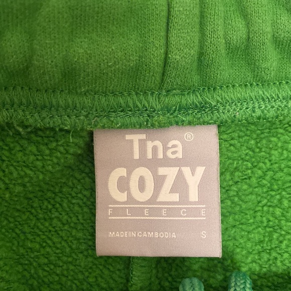 TNA cozy fleece green shorts - Picture 2 of 2